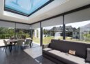 Moderne zwarte veranda maldegem binnen gordijnen
