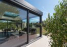 Moderne zwarte veranda maldegem zijkant close up