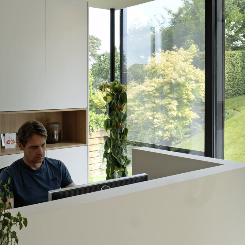 Moderne zwarte aanbouw veranda met thuiswerk bureau in Hoeilaart, Vlaams-Brabant, door Veranda's Van Der Bauwhede,