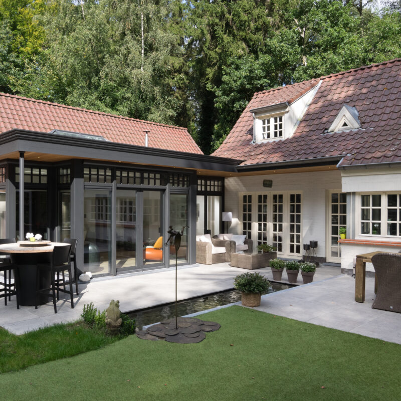 Landelijke aanbouw veranda bij landelijke fermette woning in Aalter door Van Der Bauwhede