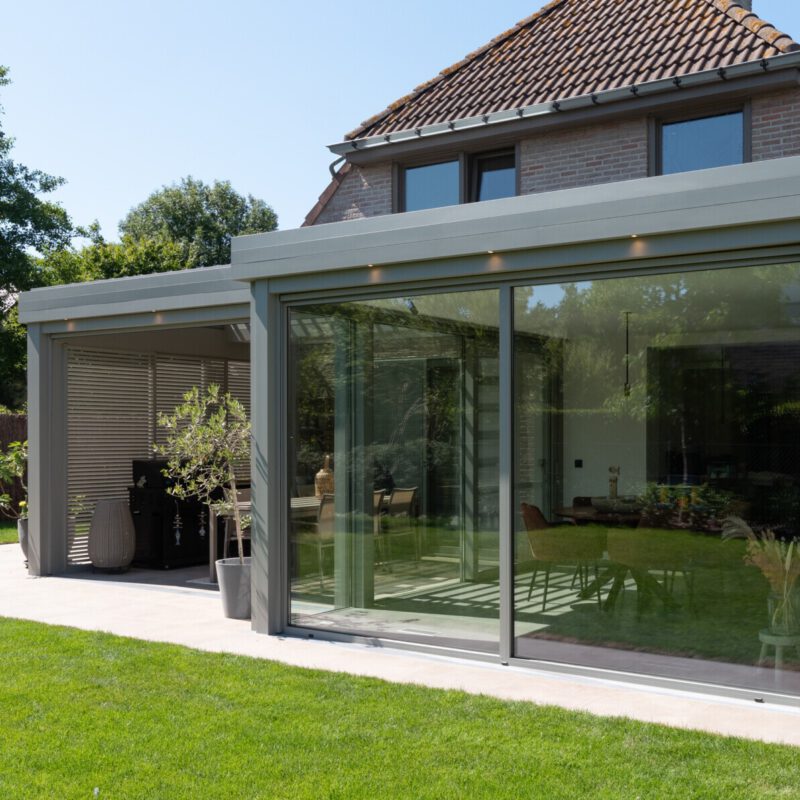 Mderne veranda met overkapping met lamellendak en lamellen schuifwand zijkant niet lamellenwand kant