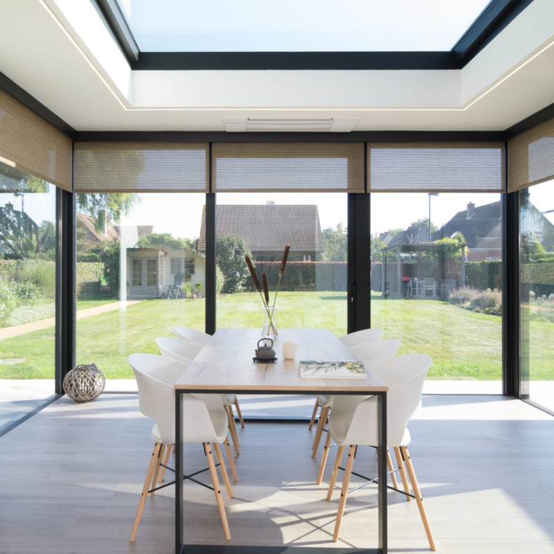 Moderne aanbouw veranda in assenede met grote lichtstraat