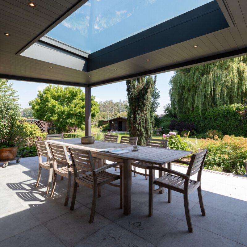 Moderne aanbouw veranda met oerkapping in Oostakker terrasoverkapping dakraam