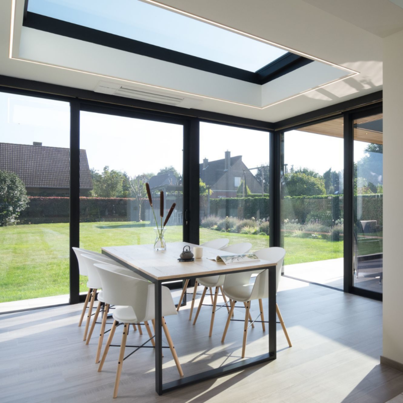 Moderne aanbouw veranda met plat dak in Assenede