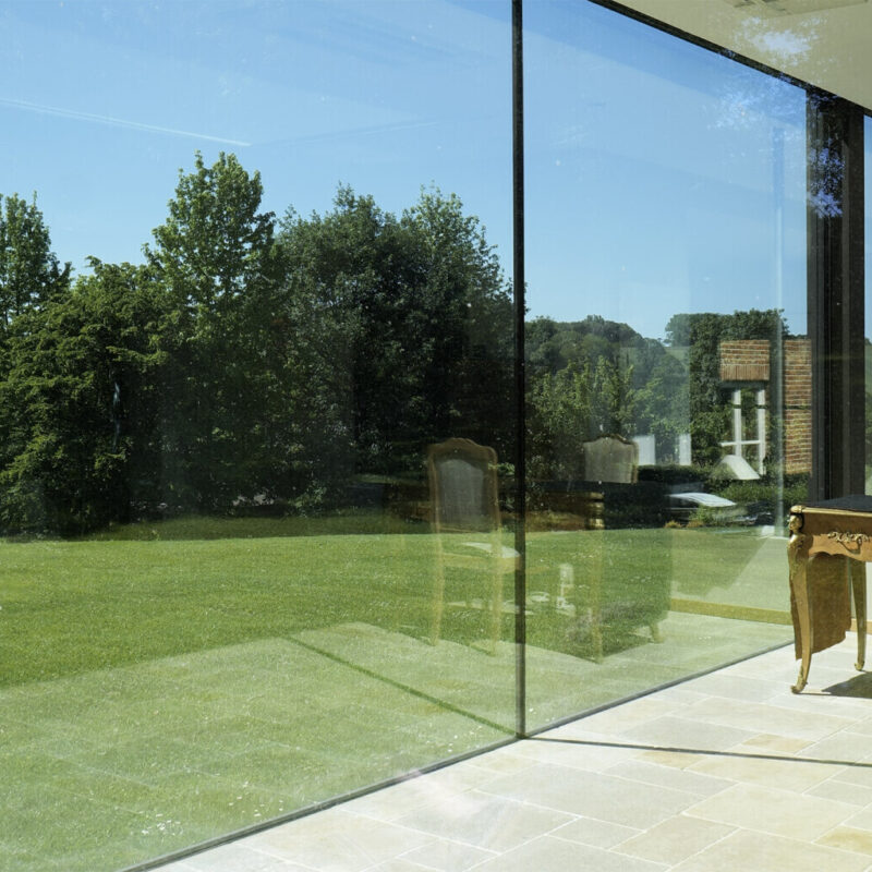 Moderne aanbouwveranda met plat dak en grote glaspartijen in Grez Doiceau Graven in Waals Brabant Van Der Bauwhede