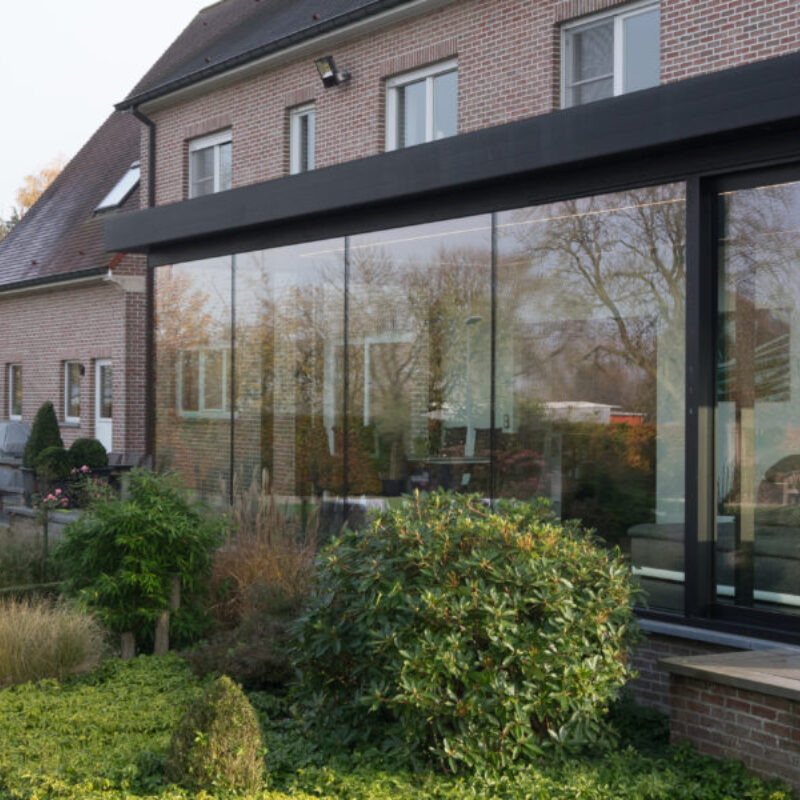 Moderne uitbouw met lichtstrata in appelterre
