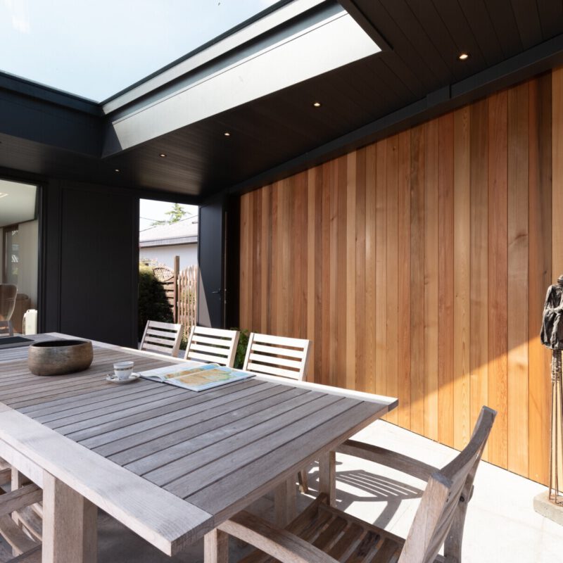 Moderne veranda aanbouw met overkapping in Oostakker terrasoverkapping houten wand