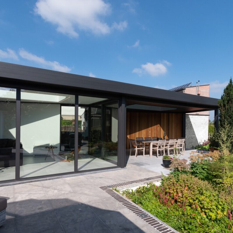 Moderne veranda aanbouw met overkapping in Oostakker zicht buiten vanuit huis