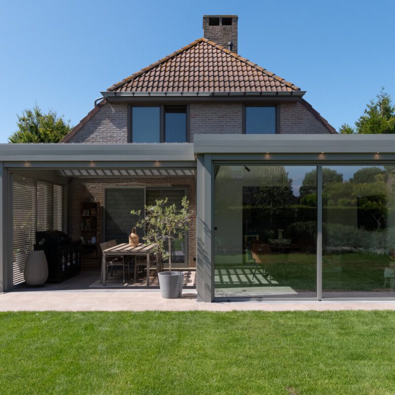 Moderne veranda met overkapping met lamellendak en lamellen schuifwand vooraanzicht buiten