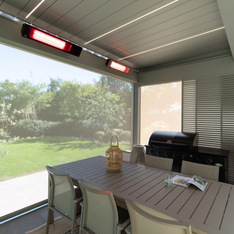 Moderne veranda met overkapping met lamellendak en lamelllen schuifwand terrasverwarming