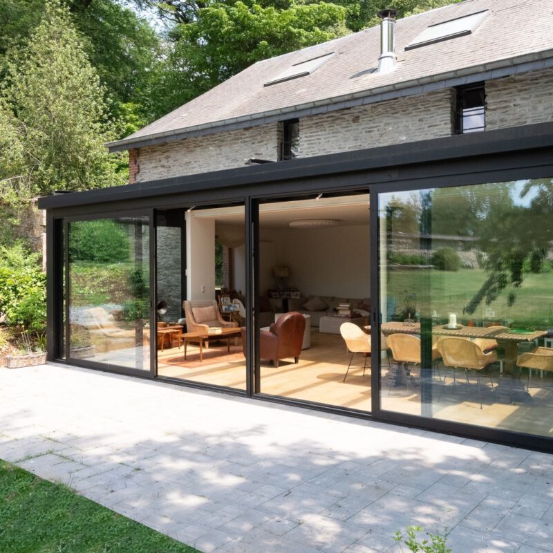 Moderne zwarte aanbouw veranda met glazen dak 1