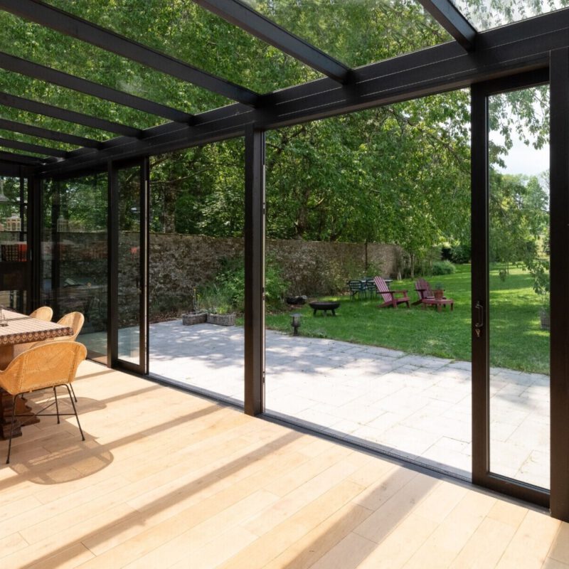 Moderne zwarte aanbouw veranda met glazen dak 3