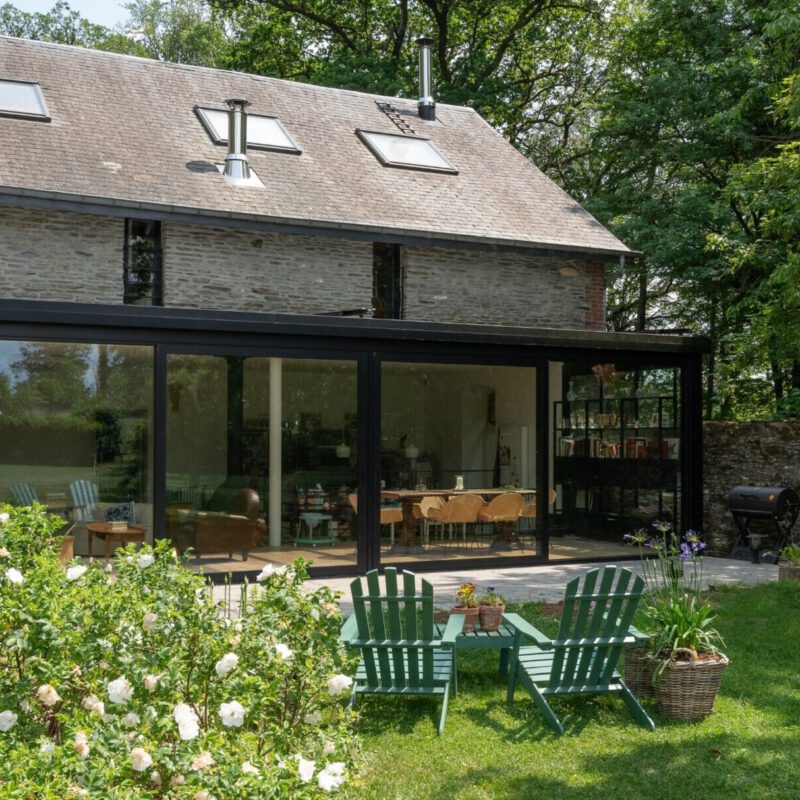 Moderne zwarte aanbouw veranda met glazen dak 4