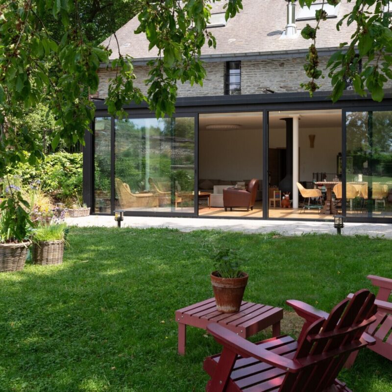 Moderne zwarte aanbouw veranda met glazen dak 5