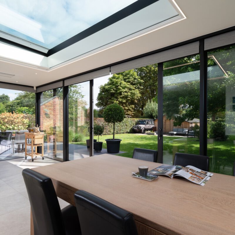 Moderne zwarte veranda aanbouw binnen eetkamer