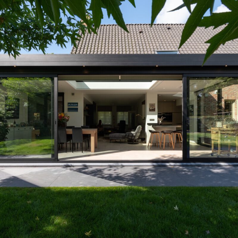 Moderne zwarte veranda aanbouw dubbele schuifdeur