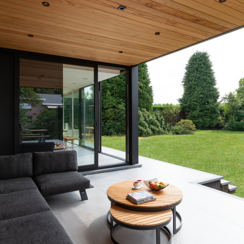 Moderne zwarte veranda aanbouw in Lokeren