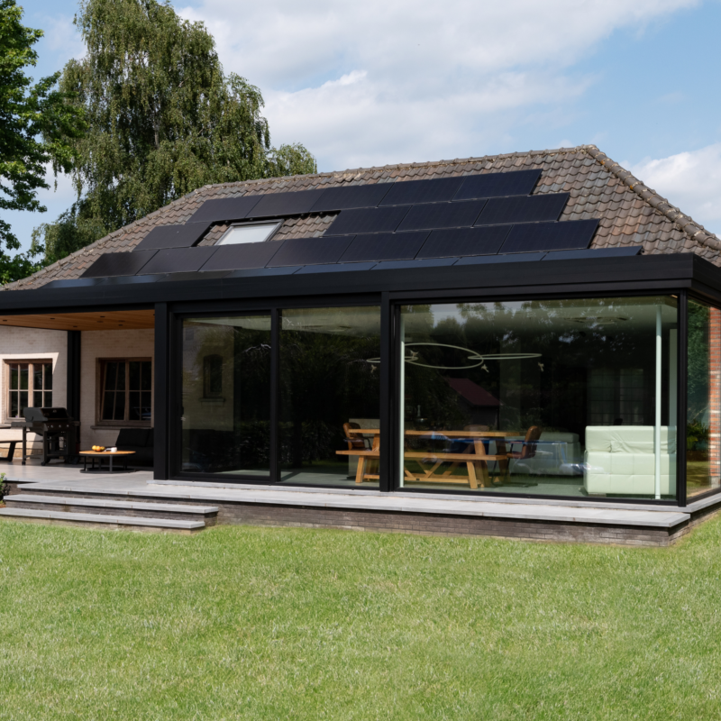 Moderne zwarte veranda aanbouw in Lokeren