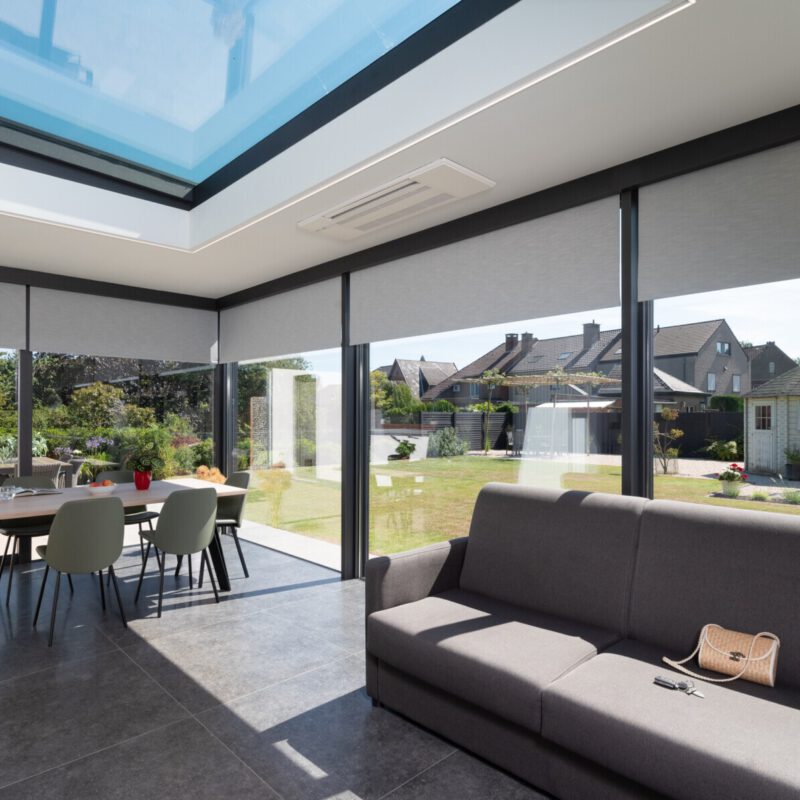 Moderne zwarte veranda maldegem binnen gordijnen