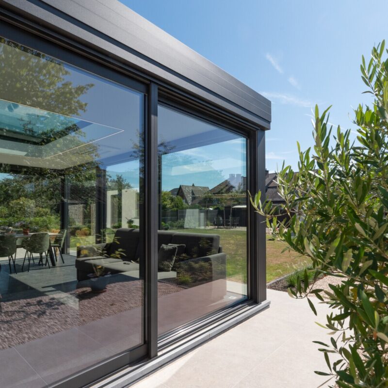 Moderne zwarte veranda maldegem zijkant close up