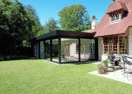 Zwarte moderne veranda bij landelijke woning in Ronse, zicht vanuit de tuin - Van Der Bauwhede4
