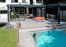 Véranda d'extension, toit de terrasse et parois vitrées autour de la piscine à Rhode-Saint-Genèse - Van Der Bauwhede