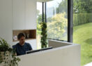 Moderne zwarte aanbouw veranda met thuiswerk bureau in Hoeilaart, Vlaams-Brabant, door Veranda's Van Der Bauwhede,
