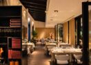 Horeca veranda voor Hotel Portinari in Brugge binnenzicht eetzaal avond donker