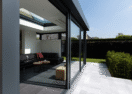 Zwarte aluminium veranda met schuifdeuren in Zedelgem - Van Der Bauwhede