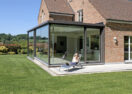 Moderne strakke aanbouw veranda met plat dak in Grez Doiceau Graven Waals Brabant Van Der Bauwhede