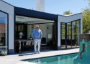 Van Der Bauwhede aanbouw veranda met terrasoverkapping Gene kijkt uit over het buitenzwembad in Mechelen