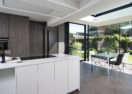 Izegem modern met keuken en eetplaats 9