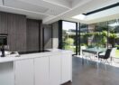 Izegem modern met keuken en eetplaats 9