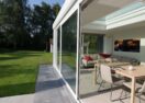 Moderne witte veranda met grote schuifdeuren in Sint-Amandsberg - Van Der Bauwhede