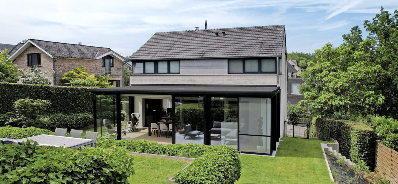 Moderne zwarte aanbouw veranda met plat dak in Hoeilaart door Van Der Bauwhede