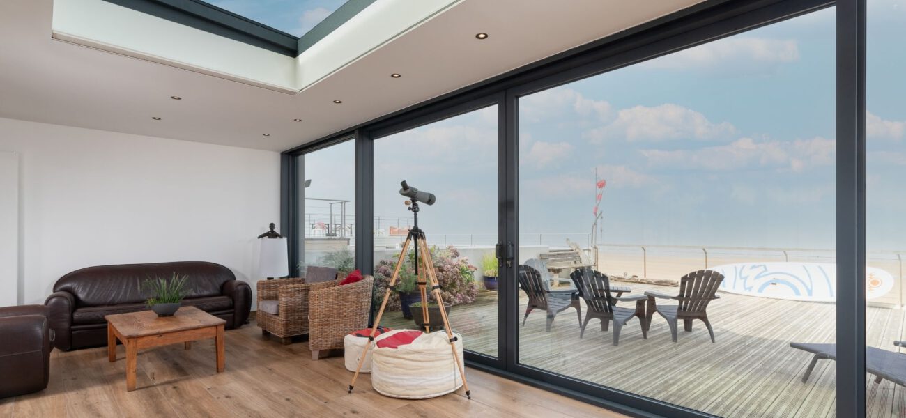 Moderne aanbouw veranda met uitzicht op het stand 2