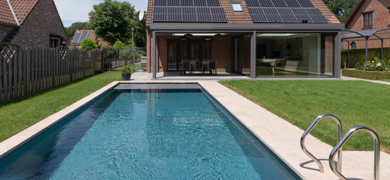 Moderne veranda met overkapping in Zulte zwembad
