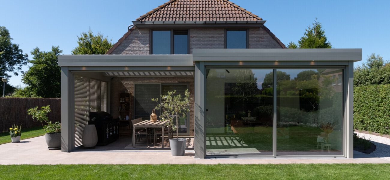 Moderne veranda met overkapping met lamellendak en lamellen schuifwand vooraanzicht buiten