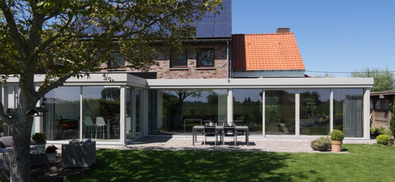 Véranda moderne à Boezinge
