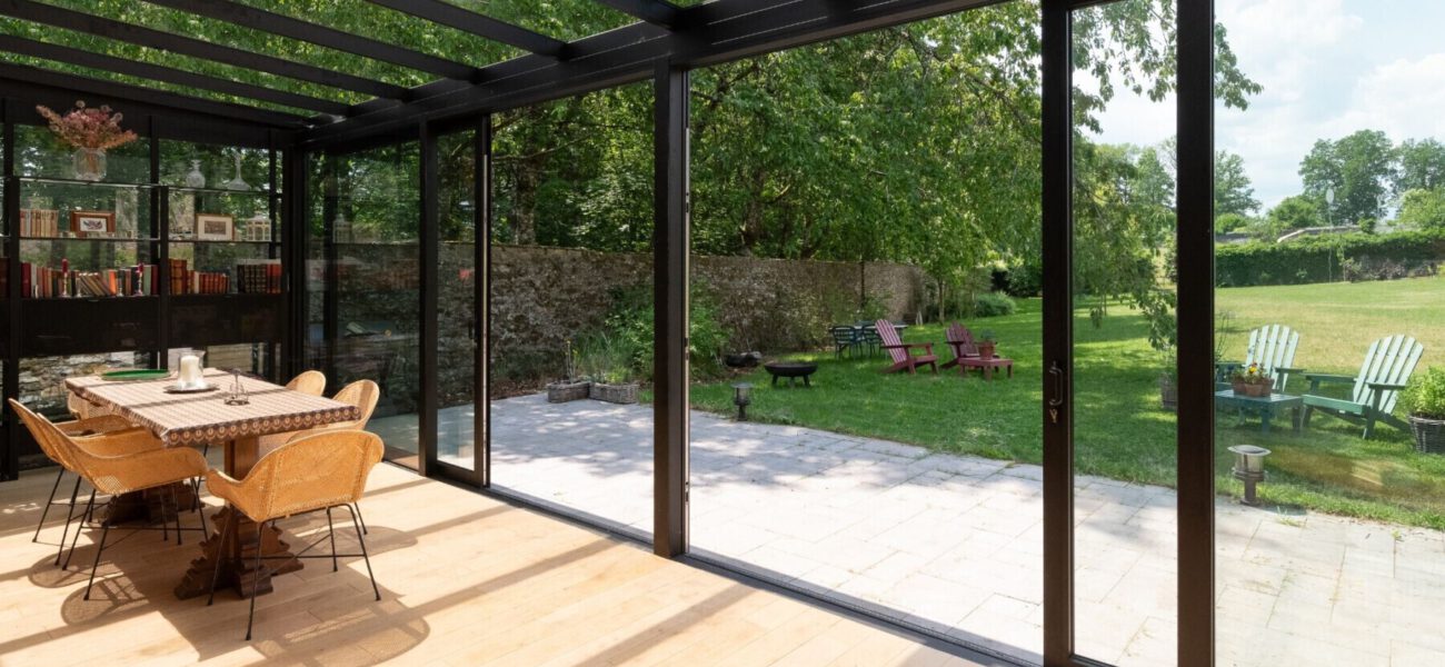 Moderne zwarte aanbouw veranda met glazen dak 3