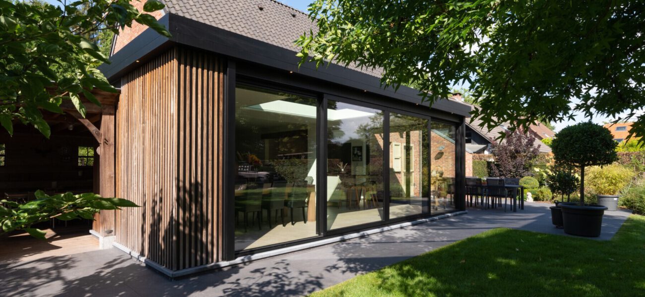 Moderne zwarte veranda aanbouw afwerking hout
