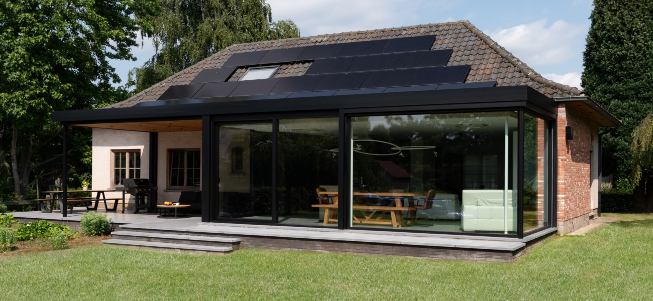 Moderne zwarte veranda aanbouw in Lokeren