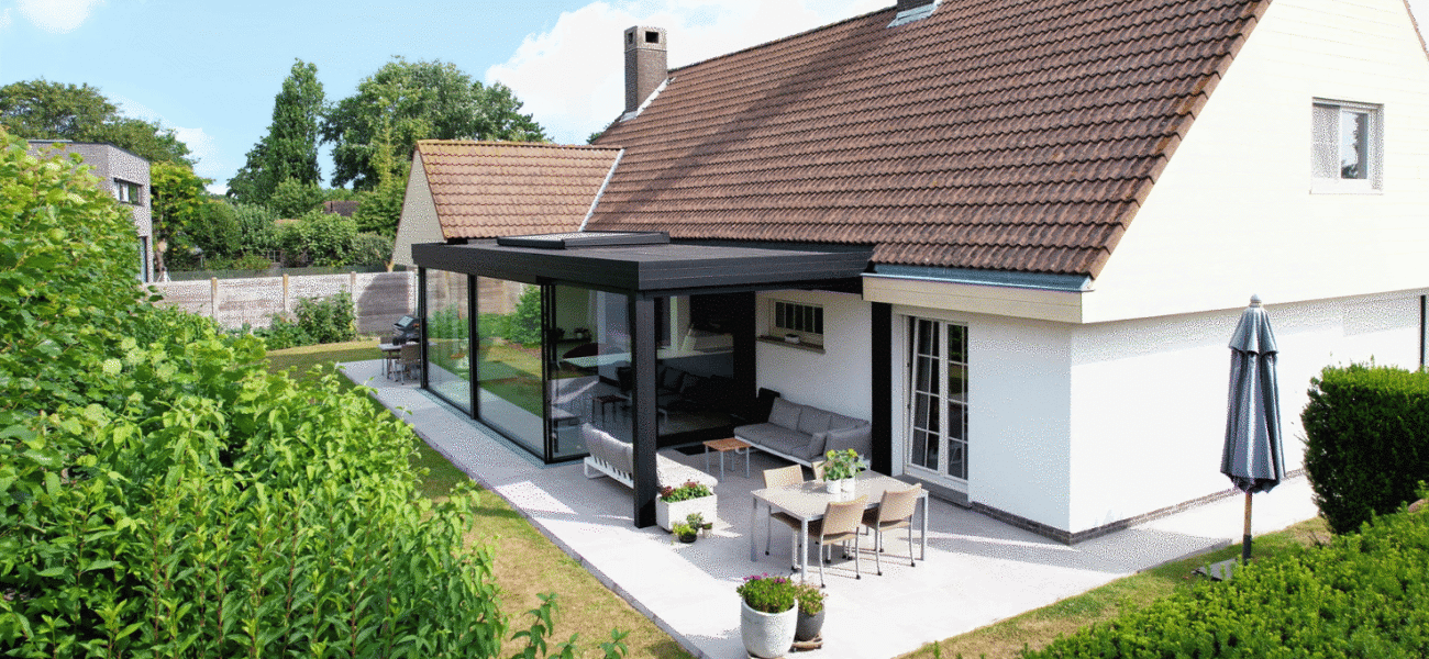 Moderne, zwarte aanbouw veranda met terrasoverkapping in Blankenberge door Van Der Bauwhede