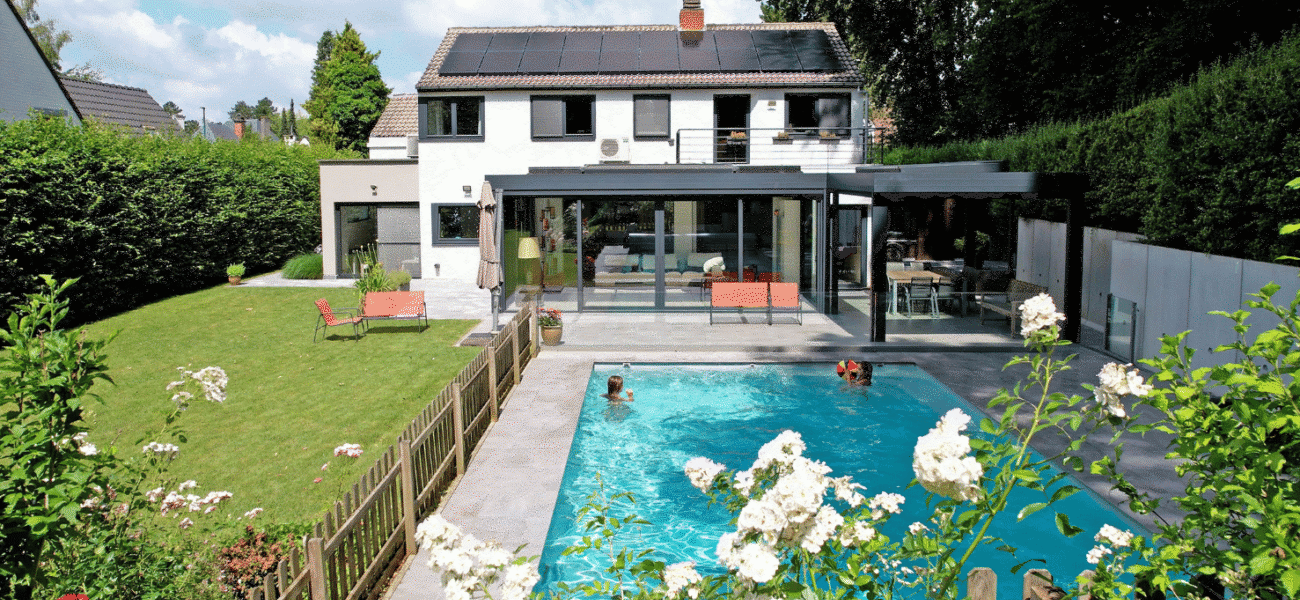 Véranda d'extension moderne à toit plat à Rhode-Saint-Genèse par Van der Bauwhede