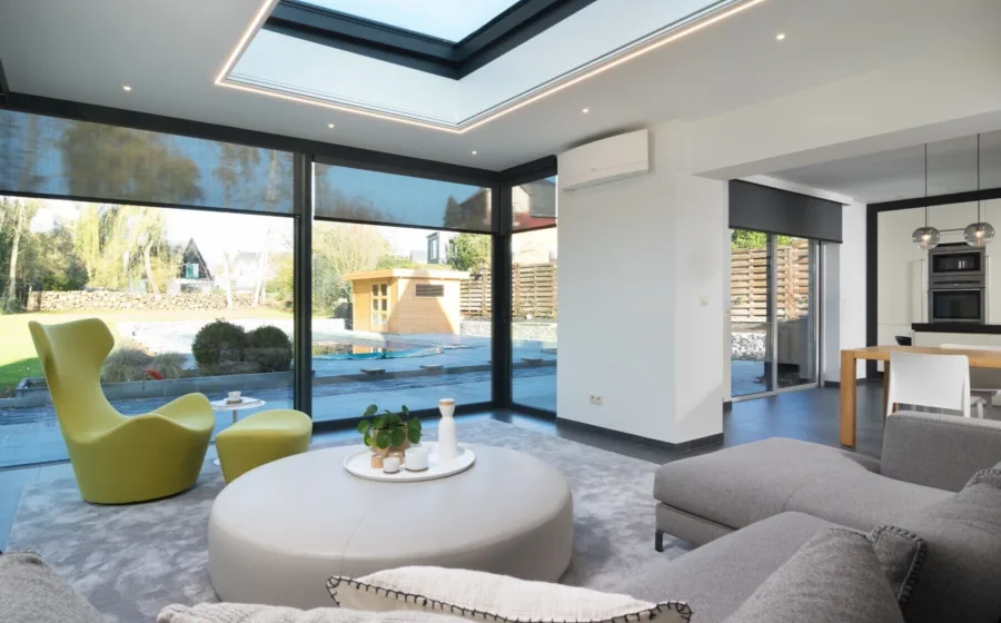 Moderne aanbouw veranda vedrin woonkamer