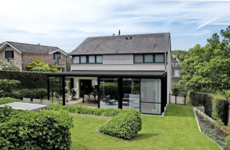 Moderne zwarte aanbouw veranda met plat dak in Hoeilaart door Van Der Bauwhede