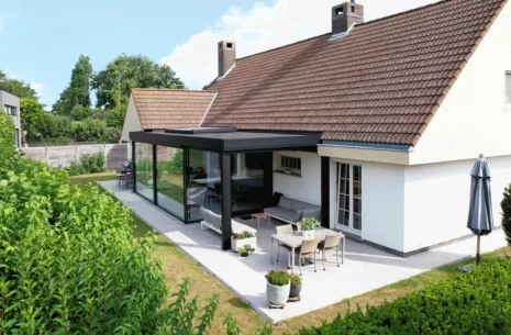 Moderne, zwarte aanbouw veranda met terrasoverkapping in Blankenberge door Van Der Bauwhede