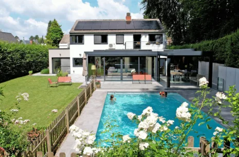 Van Der Bauwhede - Moderne aanbouw veranda met terrasoverkapping en glaswanden in Sint-Genesius-Rode