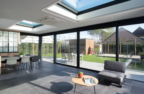 Véranda moderne à Oostrozebeke