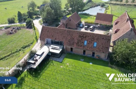 Glazen uitbouw en terraswanden voor gite de letang la petite courbe anvaing
